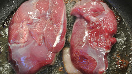 Kachní prsa na medu s jablkem