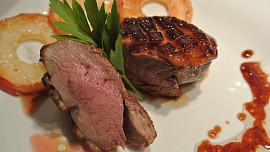 Kachní prsa na medu s jablkem