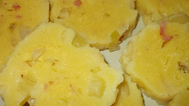 Bramborové knedlíky  z prášku, restovaného řapíkatého celeru a slaniny