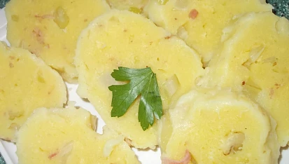 Bramborové knedlíky  z prášku, restovaného řapíkatého celeru a slaniny