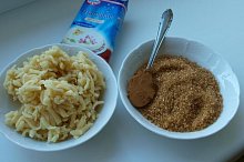 nastrouhaný marcipám, třtinový cukr, skořice