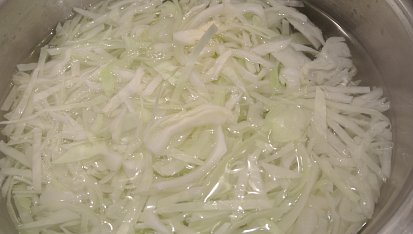 Kotletky se zelím a bazalkou, zelí chvilku spaříme v osolené vodě