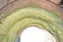 z česneku, bazalky, parmezánu a olivového oleje umixujeme pesto