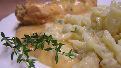 Králík na smetaně a tymiánové špecle