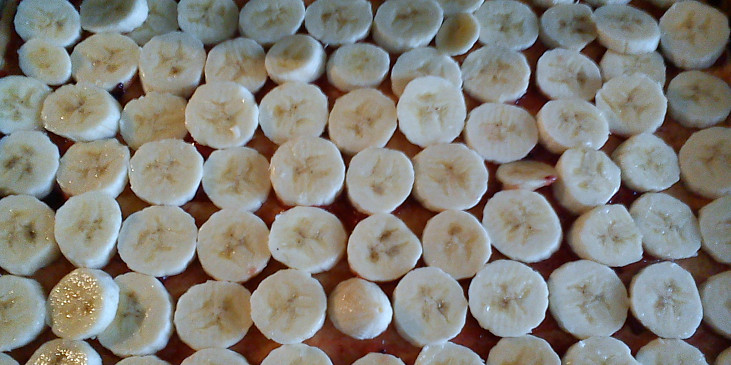 Banány na kolečka pokrývají celý piškot.