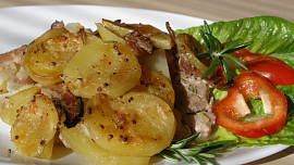 Kuřecí pod celerovo - bramborovým gratinem