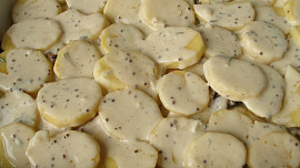 Kuřecí pod celerovo - bramborovým gratinem