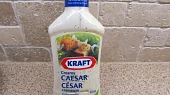 Kureci prsicka s bazalkou a Caesar dresink