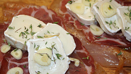 Kuřecí s coppa di parma a zralým kozím sýrem