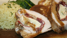 Kuřecí s coppa di parma a zralým kozím sýrem