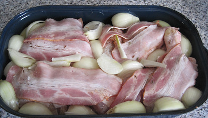 Kuřecí stehna s anglickou slaninou