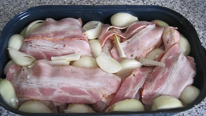 Kuřecí stehna s anglickou slaninou