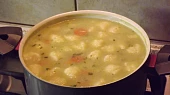 Květáková polévka s krupicovými nočky