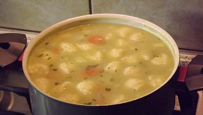 Květáková polévka s krupicovými nočky