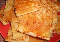 Lístkový koláč s jablky a slaným karamelem