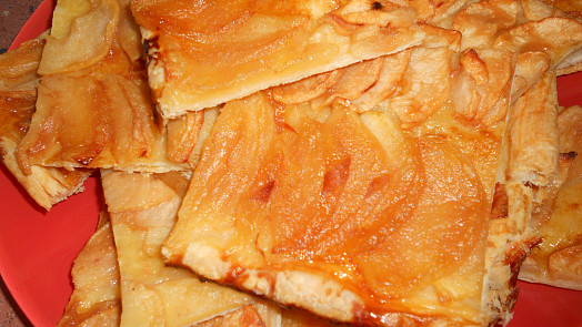 Lístkový koláč s jablky a slaným karamelem