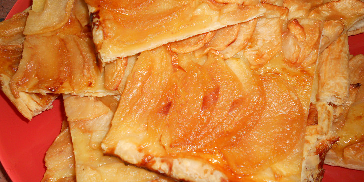 Lístkový koláč s jablky a slaným karamelem