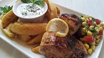 Mahi mahi s cesnekovo-matovym dipem a salatem z kukurice