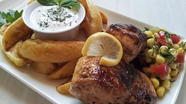 Mahi mahi s cesnekovo-matovym dipem a salatem z kukurice