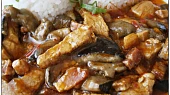 Masové nudličky se zavařenými hříbky, detail hotového pokrmu z  nudliček z vepřové kýty