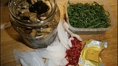 Masové nudličky se zavařenými hříbky, část použitých surovin