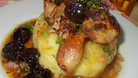 Medová  kuřecí stehýnka se švestkami, mandlemi a slaninou
