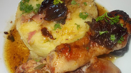 Medová  kuřecí stehýnka se švestkami, mandlemi a slaninou