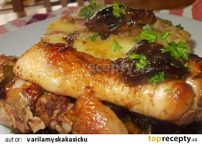 Medová  kuřecí stehýnka se švestkami, mandlemi a slaninou