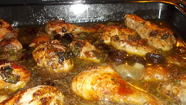 Medová  kuřecí stehýnka se švestkami, mandlemi a slaninou