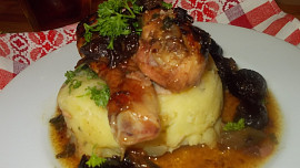 Medová  kuřecí stehýnka se švestkami, mandlemi a slaninou