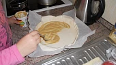 Michalčin rajčatový košík, těsto potřeme hořčicí