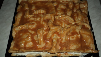 Mraky, krém, šlehačka a karamelová poleva