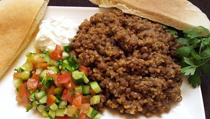 Mzaddara (cocka s bulgurem) s arabskym salatem