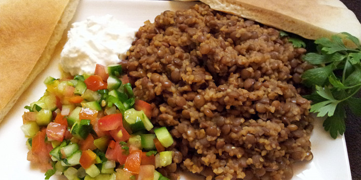 Mzaddara (cocka s bulgurem) s arabskym salatem