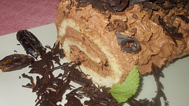 Roláda s pařížským krémem, oříšky, datlemi a brusinkami