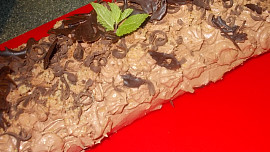 Roláda s pařížským krémem, oříšky, datlemi a brusinkami