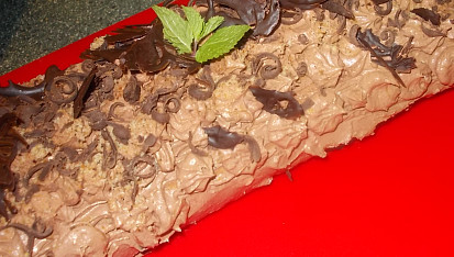 Roláda s pařížským krémem, oříšky, datlemi a brusinkami