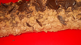 Roláda s pařížským krémem, oříšky, datlemi a brusinkami