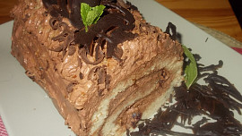 Roláda s pařížským krémem, oříšky, datlemi a brusinkami