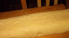 Roláda s pařížským krémem, oříšky, datlemi a brusinkami