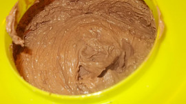 Roláda s pařížským krémem, oříšky, datlemi a brusinkami