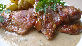 Pečené vepřové ocásky s petrželovou omáčkou