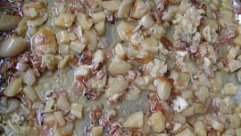 Pečené vepřové ocásky s petrželovou omáčkou