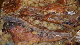 Pečené vepřové ocásky s petrželovou omáčkou