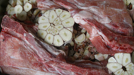 Pečené vepřové ocásky s petrželovou omáčkou