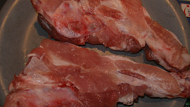 Pečené vepřové ocásky s petrželovou omáčkou