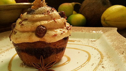 Polévané vanilkovo kakaové cupcakes s dulce de leche krémem
