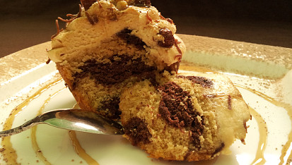 Polévané vanilkovo kakaové cupcakes s dulce de leche krémem