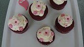 Red velvet cupcakes s cream cheese(krémovým sýrem)