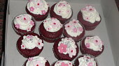 Red velvet cupcakes s cream cheese(krémovým sýrem)